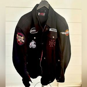 XXL motorcycle jacket. Shoulder and elbow pads, air vents, button and zips up.